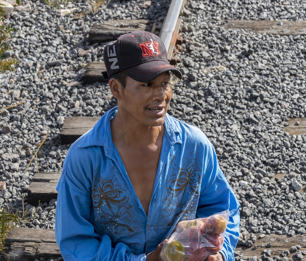 Selling at the Station, Bauchivo