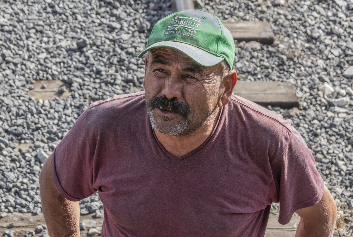 Selling at the Station, Bauchivo