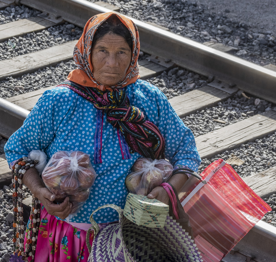 Selling at the Station, Bauchivo