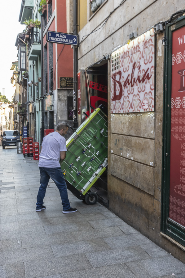 Delicate Manoeuvring - Oviedo